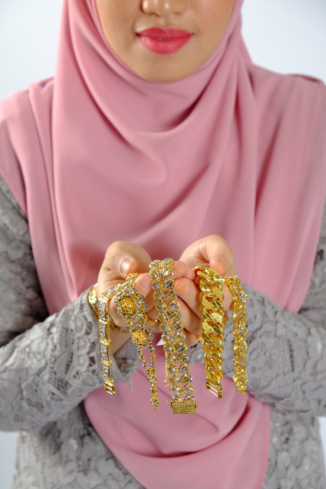 Close,Up,Shot,Of,Women,Hand,Holding,Gold,Expensiv,Jewelry